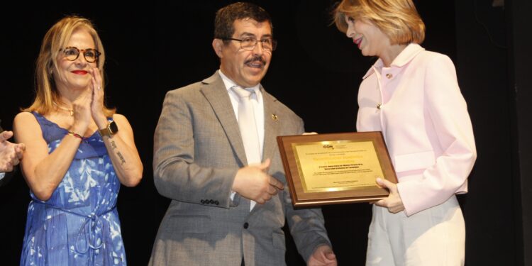 Recibe la UAT reconocimientos a la calidad educativa