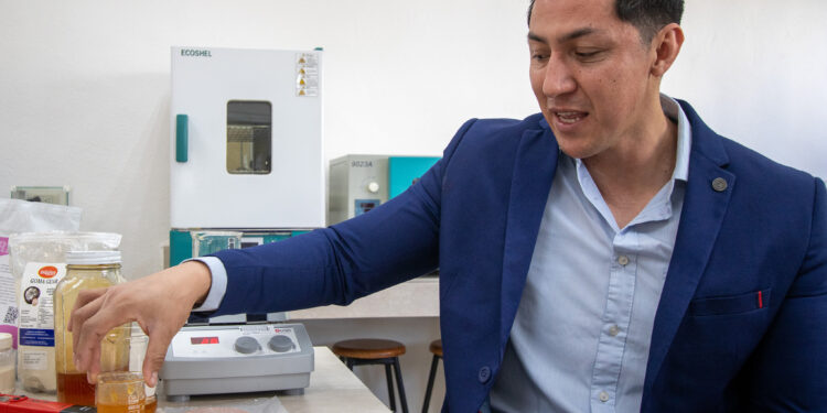 Elaboran en la UAT innovadores productos derivados de la miel de abeja