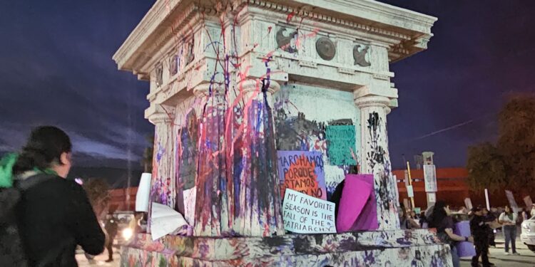 Gritos de auxilio representado en grafitis a monumento Pedro J. Méndez