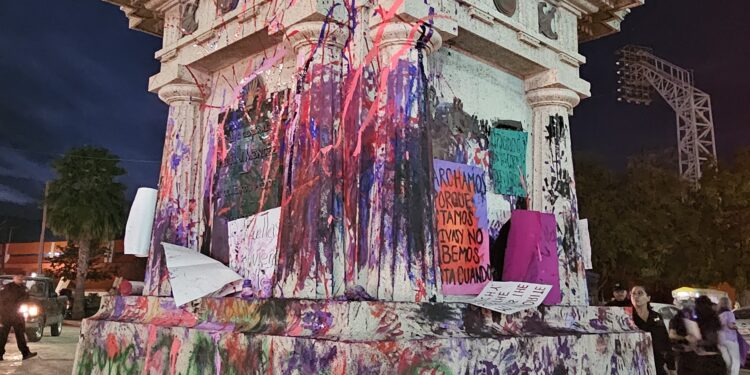 Gritos de auxilio representado en grafitis a monumento Pedro J. Méndez