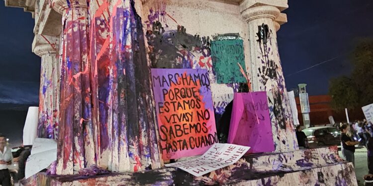 Gritos de auxilio representado en grafitis a monumento Pedro J. Méndez