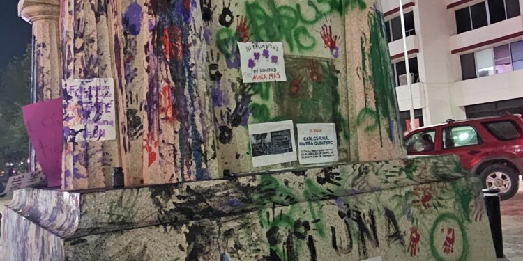 Gritos de auxilio representado en grafitis a monumento Pedro J. Méndez