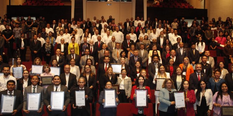 Recibe la UAT reconocimientos a la calidad educativa