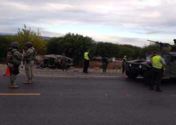 Chocan camioneta de SEDENA y trailer: muere un militar