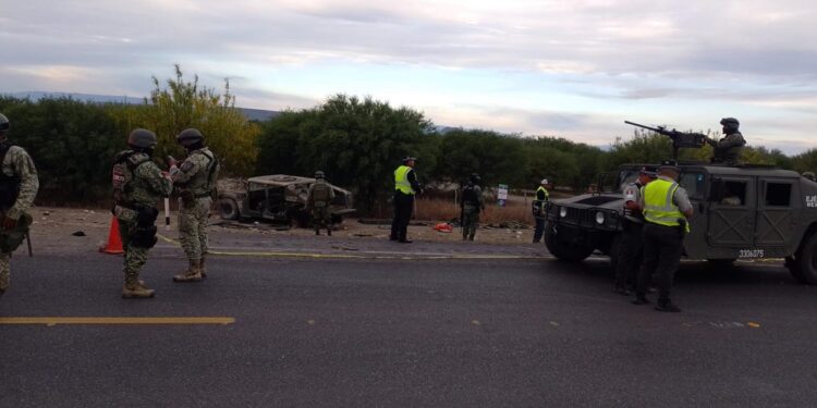 Chocan camioneta de SEDENA y trailer: muere un militar