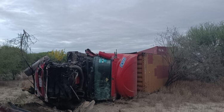 Chocan camioneta de SEDENA y trailer: muere un militar