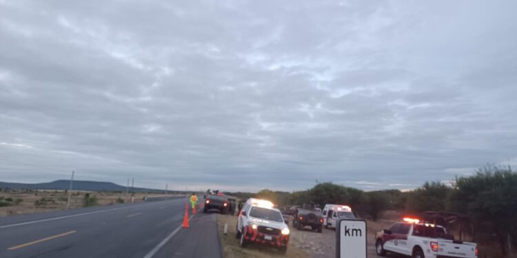 Chocan camioneta de SEDENA y trailer: muere un militar