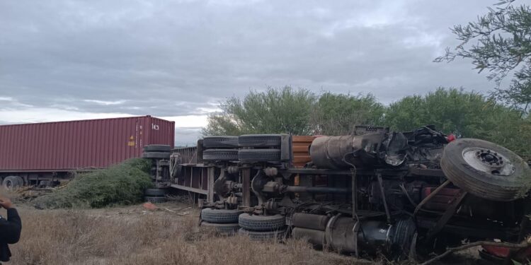 Chocan camioneta de SEDENA y trailer: muere un militar