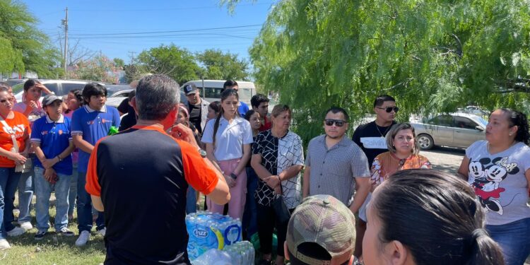 Universitarios llevan víveres a los afectados por explosión en Valle Hermoso