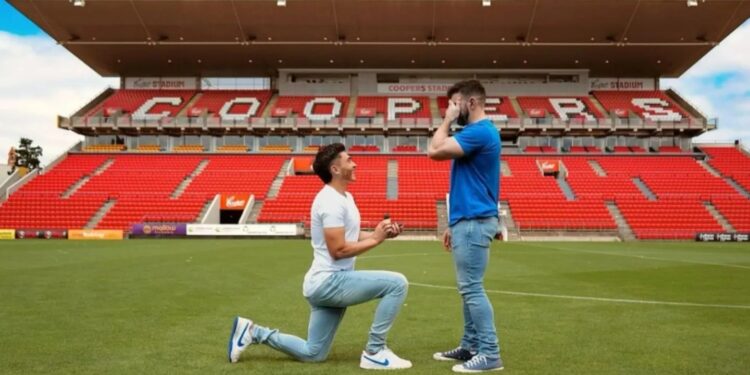 Cavallo, futbolista de Australia pide matrimonio a su novio en la cancha