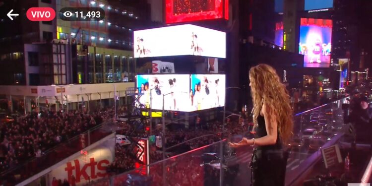 Shakira prende el Time Square con su nuevo disco