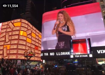 Shakira prende el Time Square con su nuevo disco