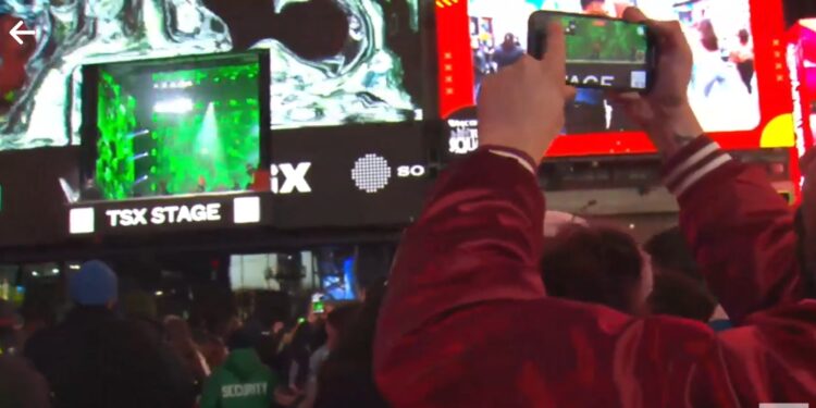 Shakira prende el Time Square con su nuevo disco