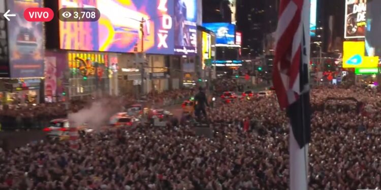 Shakira prende el Time Square con su nuevo disco