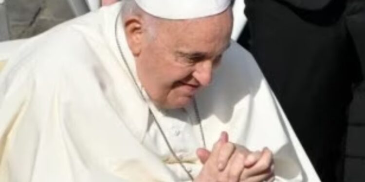 Papa Francisco lava los pies a 12 mujeres en prisión, este jueves santo
