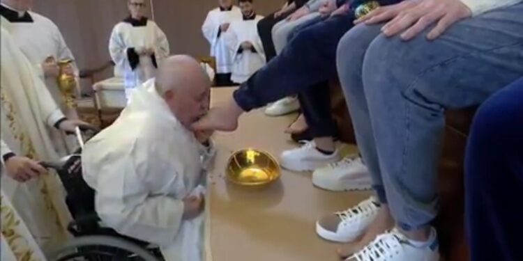 Papa Francisco lava los pies a 12 mujeres en prisión, este jueves santo
