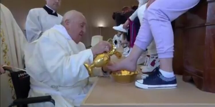 Papa Francisco lava los pies a 12 mujeres en prisión, este jueves santo