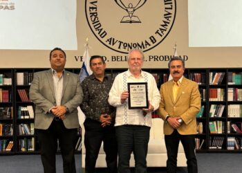 Imparte la UAT en Nuevo Laredo la cátedra Octavio Paz con el escritor Anthony Stanton
