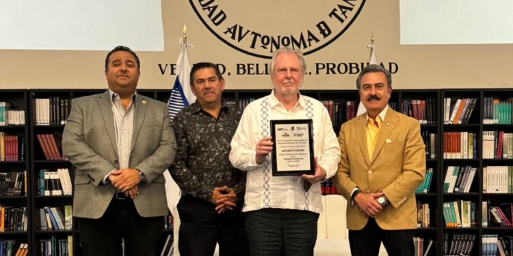 Imparte la UAT en Nuevo Laredo la cátedra Octavio Paz con el escritor Anthony Stanton