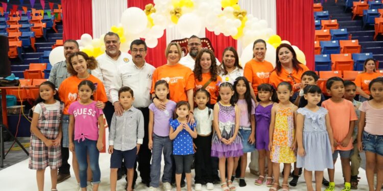 Dámaso Anaya y su esposa presiden el festival del SUTUAT por el día del niño