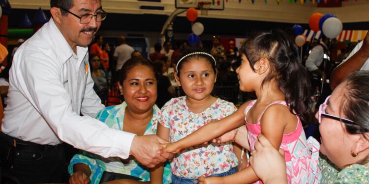 Dámaso Anaya y su esposa presiden el festival del SUTUAT por el día del niño