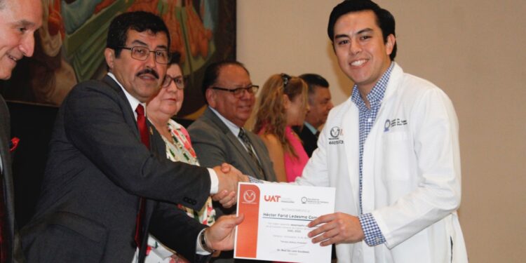 Entrega la UAT 37 médicos con las más altas calificaciones del EGEL Ceneval