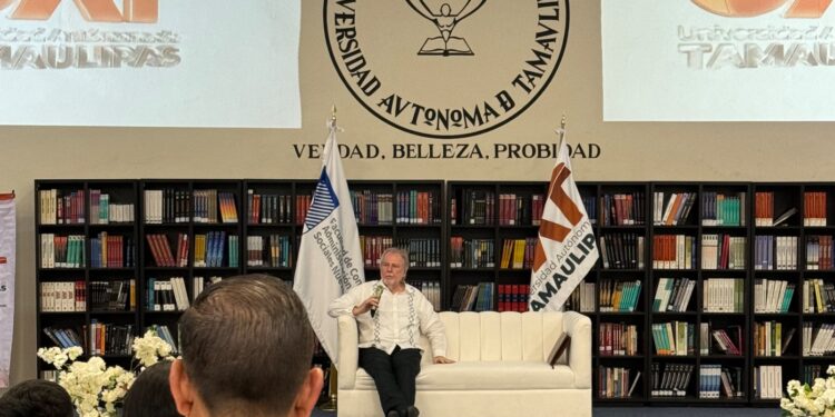 Imparte la UAT en Nuevo Laredo la cátedra Octavio Paz con el escritor Anthony Stanton