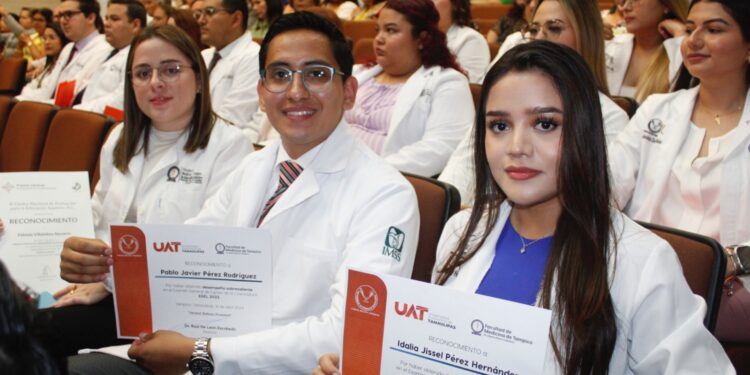 Entrega la UAT 37 médicos con las más altas calificaciones del EGEL Ceneval