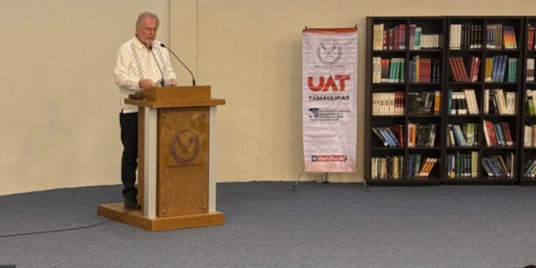 Imparte la UAT en Nuevo Laredo la cátedra Octavio Paz con el escritor Anthony Stanton