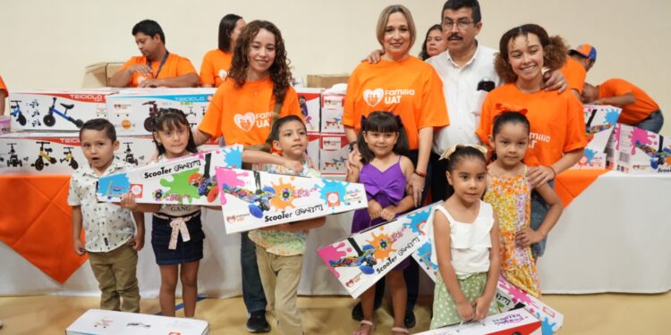 Dámaso Anaya y su esposa presiden el festival del SUTUAT por el día del niño