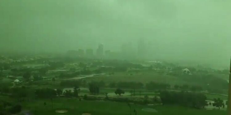 El peor diluvio en el desierto en los últimos 75 años golpea Dubai y causa caos