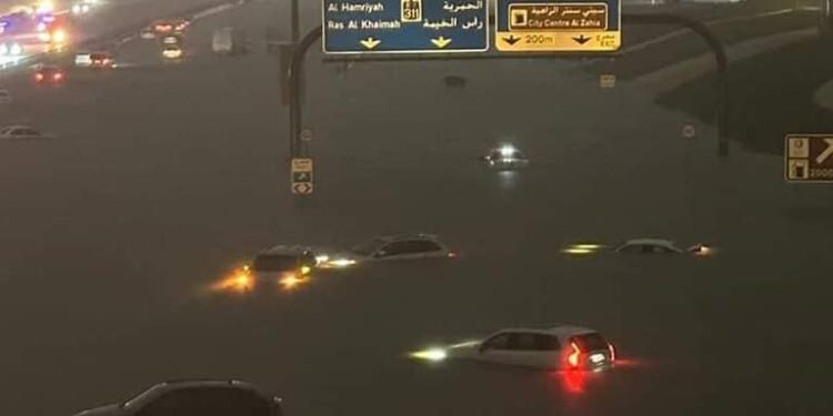 El peor diluvio en el desierto en los últimos 75 años golpea Dubai y causa caos