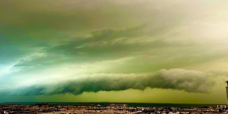 El peor diluvio en el desierto en los últimos 75 años golpea Dubai y causa caos