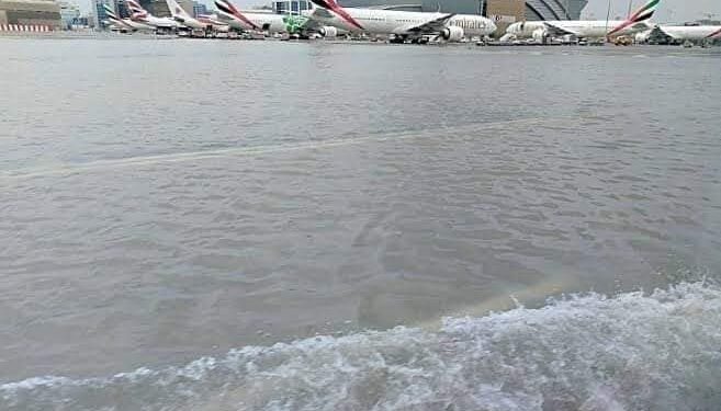 El peor diluvio en el desierto en los últimos 75 años golpea Dubai y causa caos