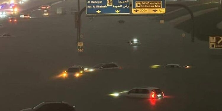 El peor diluvio en el desierto en los últimos 75 años golpea Dubai y causa caos