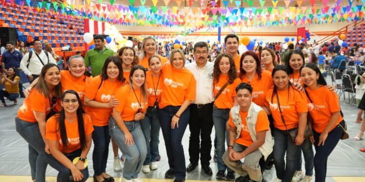 Dámaso Anaya y su esposa presiden el festival del SUTUAT por el día del niño