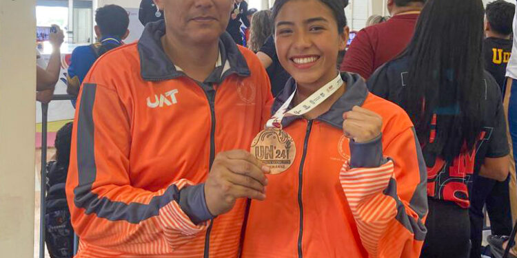 Laura Zamora da bronce en Karate para la UAT