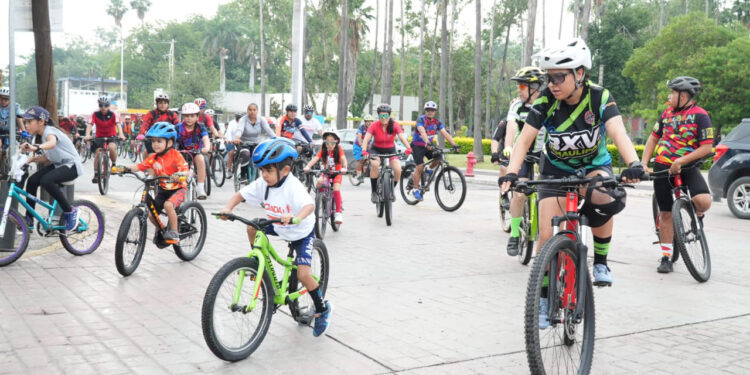 Celebra la UAT con gran éxito rodada deportiva familiar