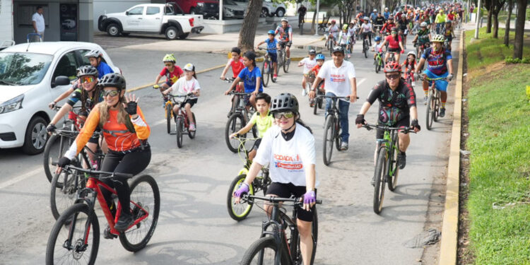 Celebra la UAT con gran éxito rodada deportiva familiar