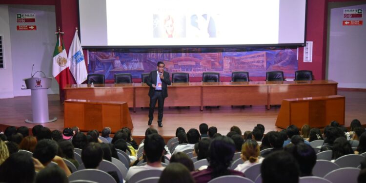 Investigador de la UAT expone nuevos avances sobre el tratamiento del dolor oncológico