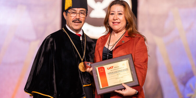 Rinde la UAT emotivo homenaje a su personal académico