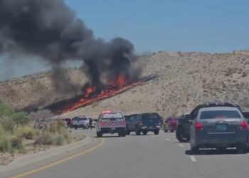 Accidente aéreo en Albuquerque: Piloto sobrevive y equipos de emergencia combaten incendio
