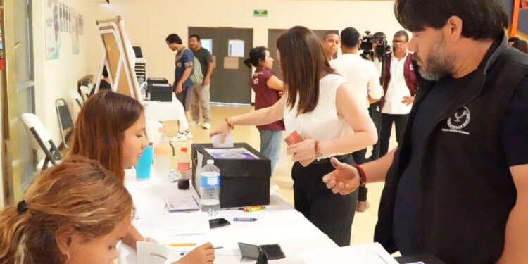 Participan estudiantes de la UAT en el simulacro Electoral Universitario