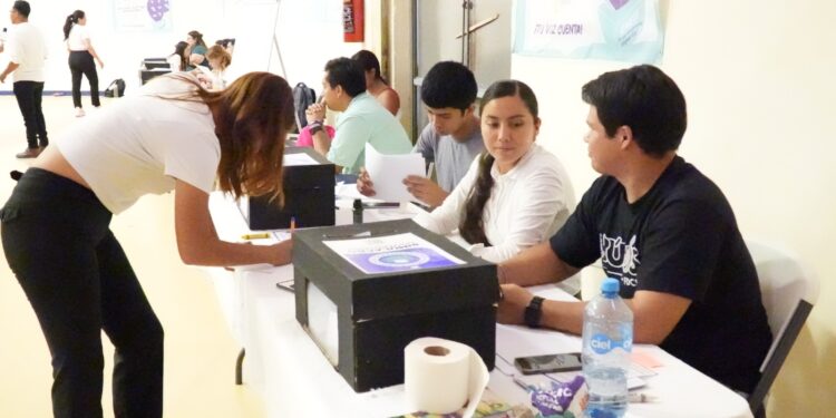 Participan estudiantes de la UAT en el simulacro Electoral Universitario