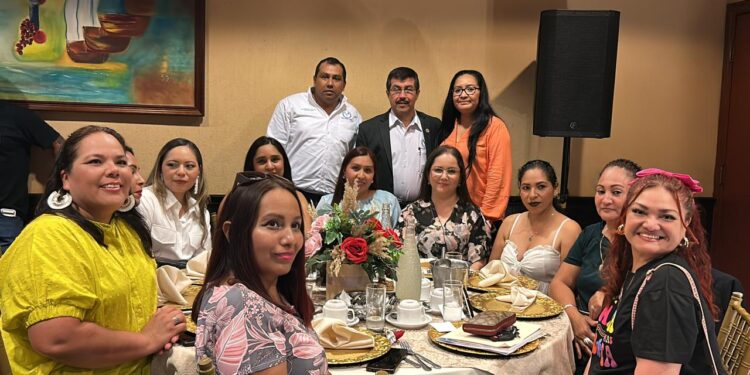 Preside el rector festejos en honor a las madres trabajadoras del SUTUAT