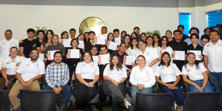 Prepa 3 de la UAT entrega la primera generación bilingüe