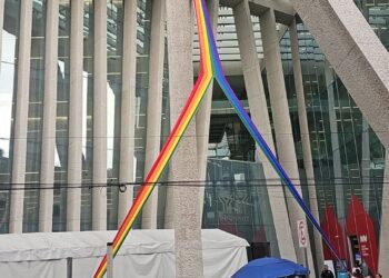 Acto de homofobia: Sindicato del Infonavit destruye bandera LGBT+ en su edificio principal