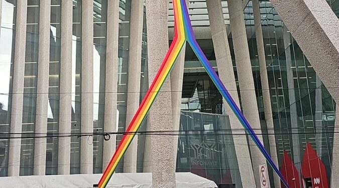 Acto de homofobia: Sindicato del Infonavit destruye bandera LGBT+ en su edificio principal