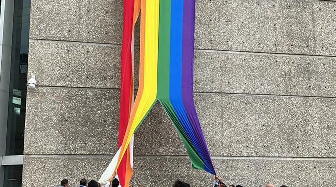 Acto de homofobia: Sindicato del Infonavit destruye bandera LGBT+ en su edificio principal