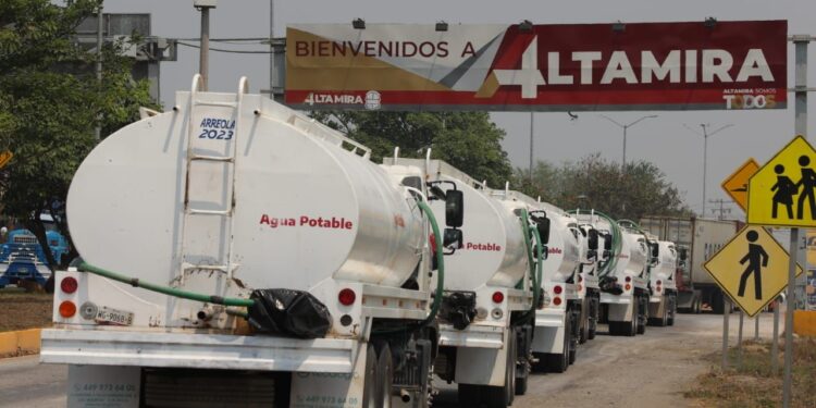 Envía Gobierno de Tamaulipas pipas para distribuir agua en la zona sur
